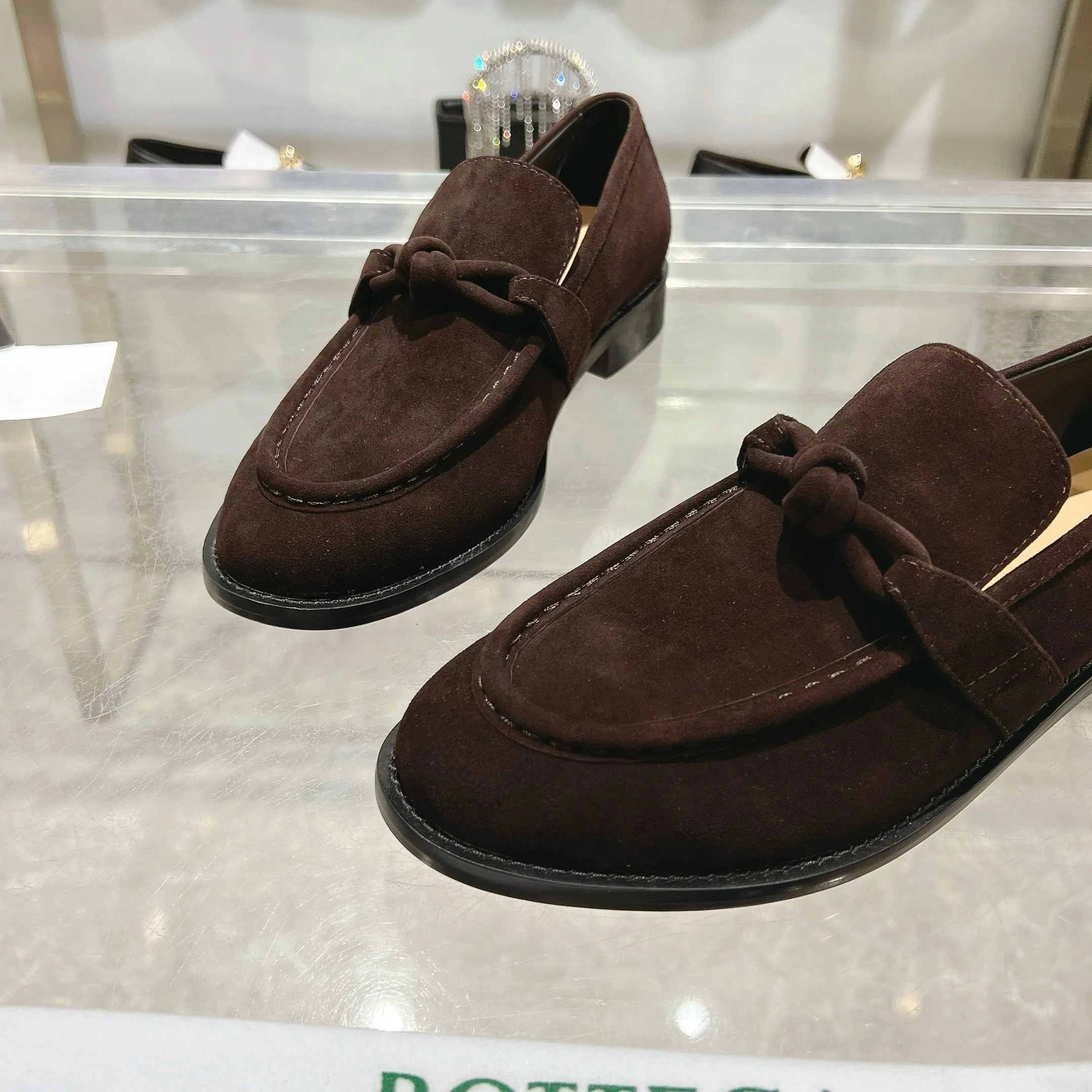 [BV] Top P: 820💰 Couple size: female 35-39 (female 40 custom-made) male 39-44 (38.45 non-refundable) Bottega Veneta 2025 counter synchronization style! Small round toe loafers! Imported leather outsole! High-grade cashmere! Solid color Niuli! Original board developed leather buckle